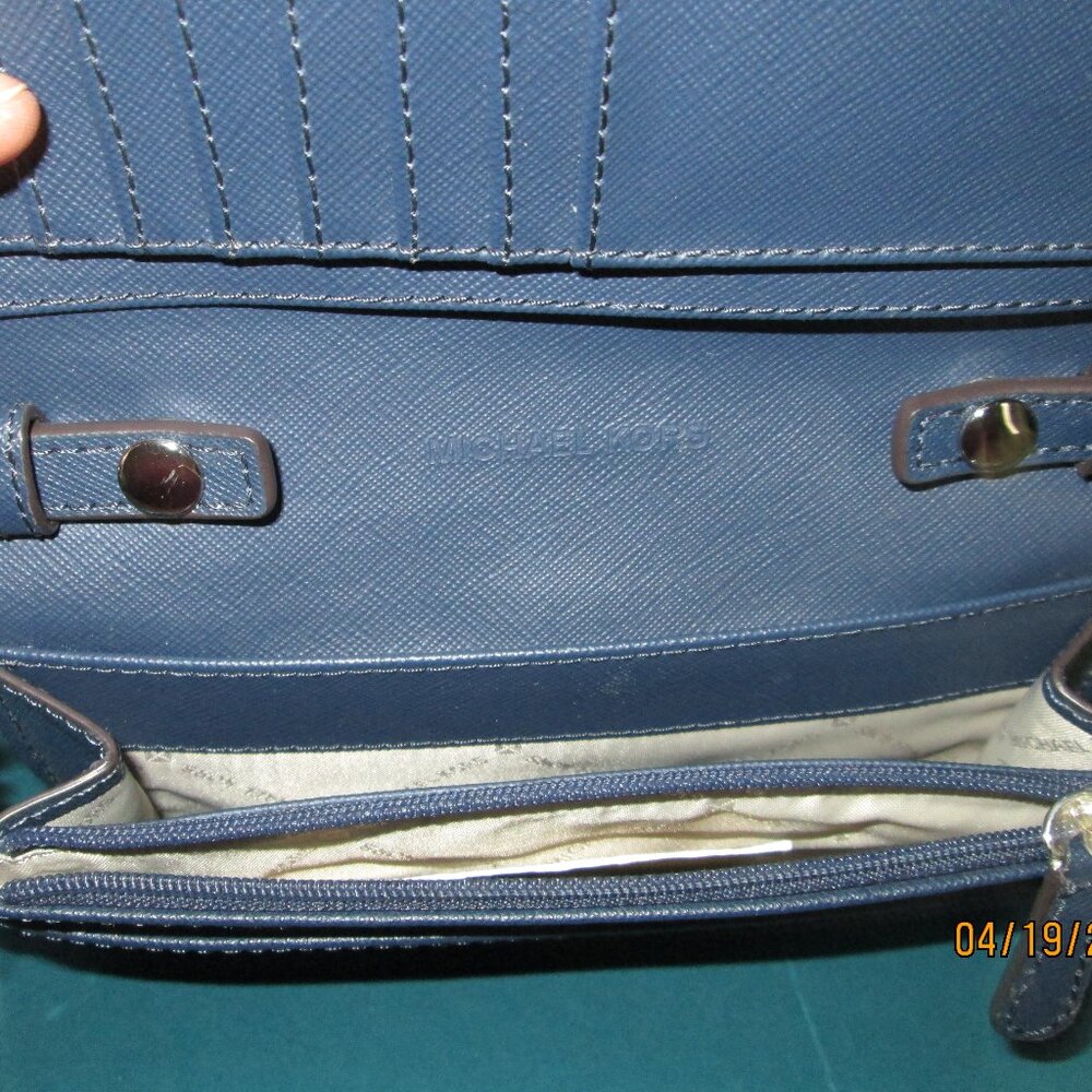 Michael Kors crossbody wallet/ cell phone - Picture 5 of 14